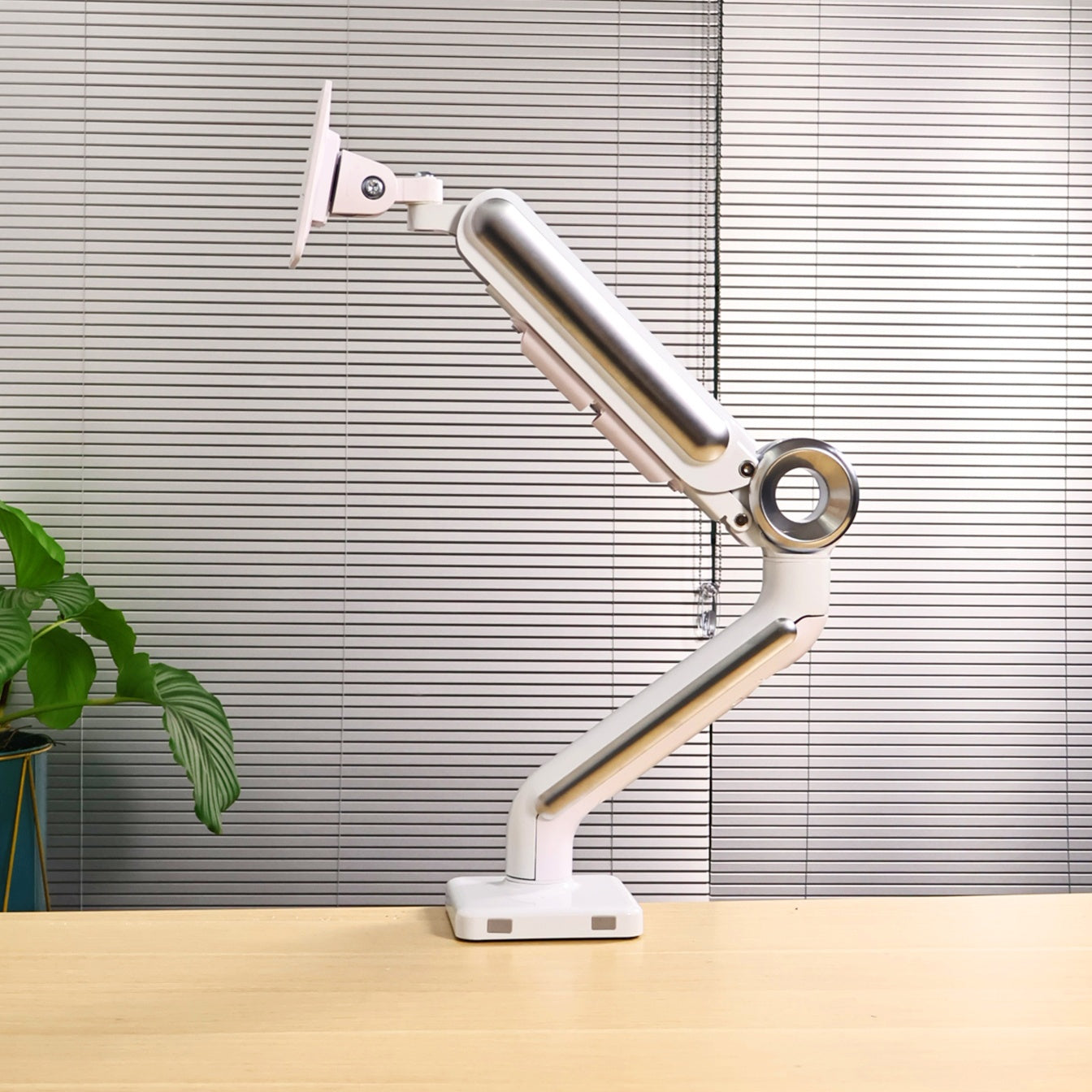 GE61 Single Arm Aluminum Alloy Monitor Stand