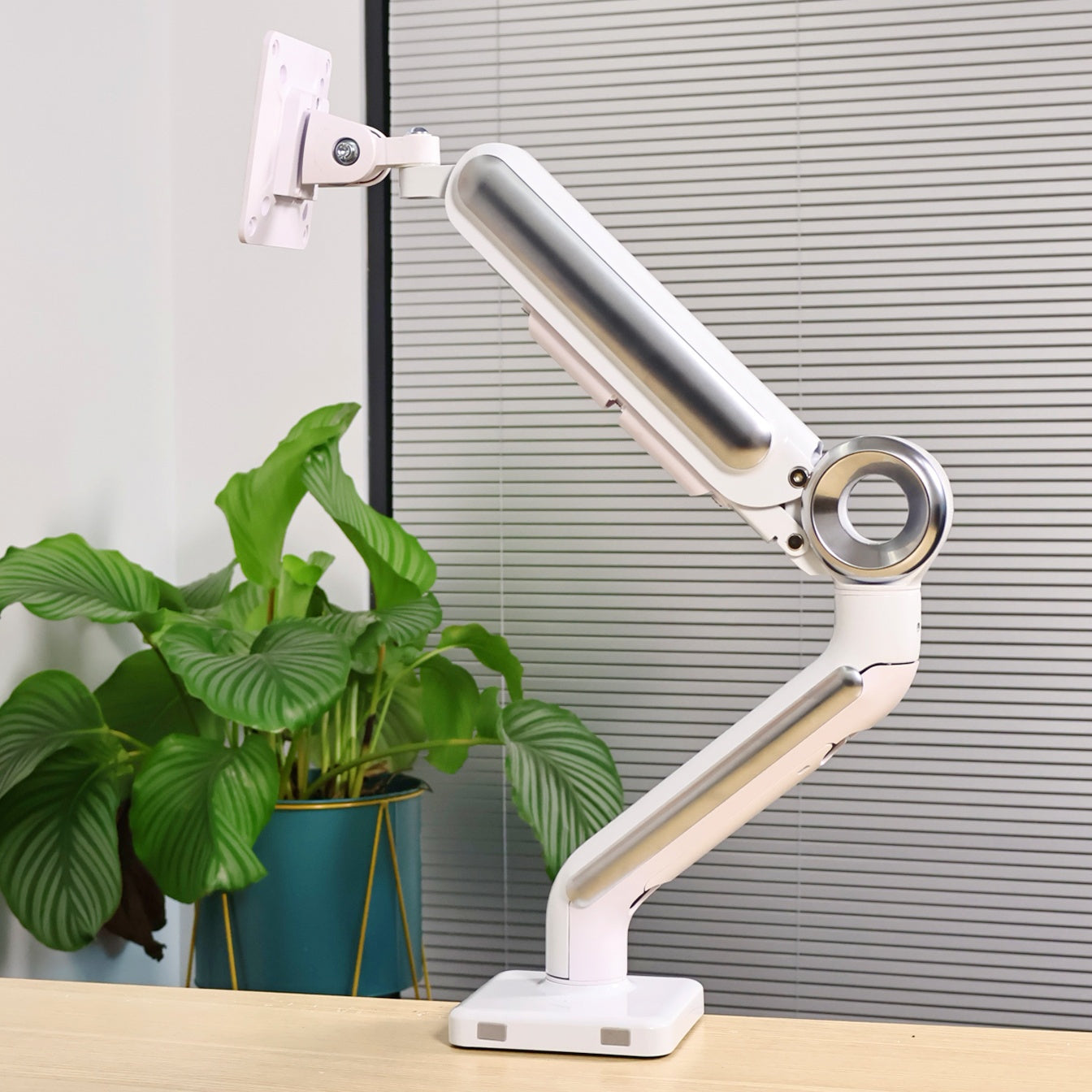 GE61 Single Arm Aluminum Alloy Monitor Stand